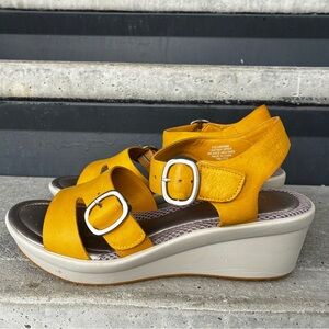 NWOT Easy Spirit Anti-Gravity yellow leather ankle strap Wedge open-toe sandals